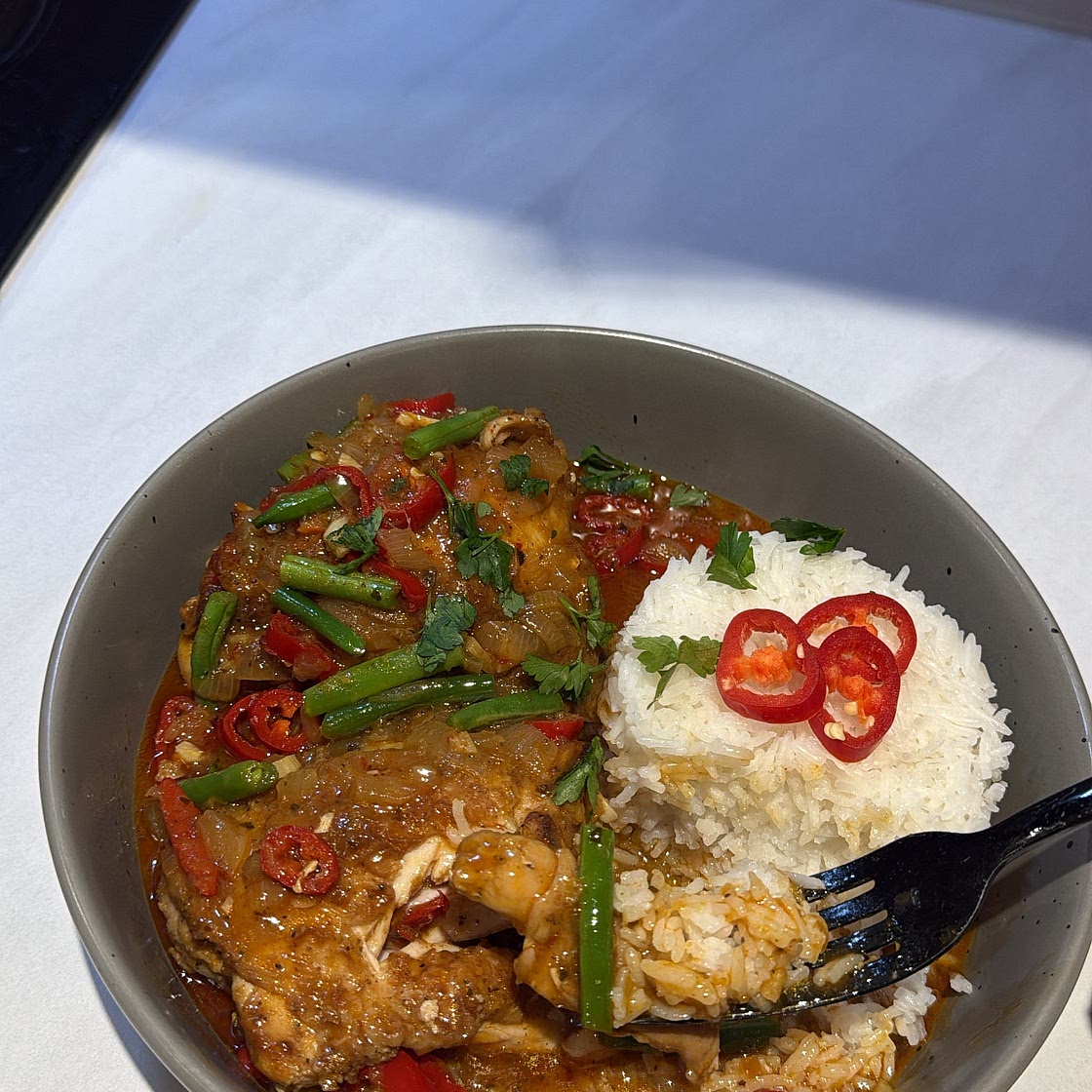THAI RED COCONUT CHICKEN CURRY 