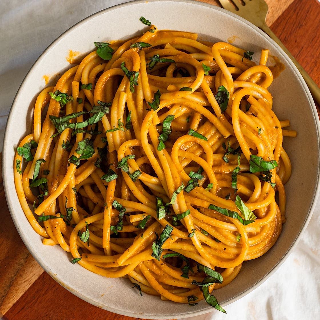 Creamy Red Pepper Gochujang Spaghetti (vegan)