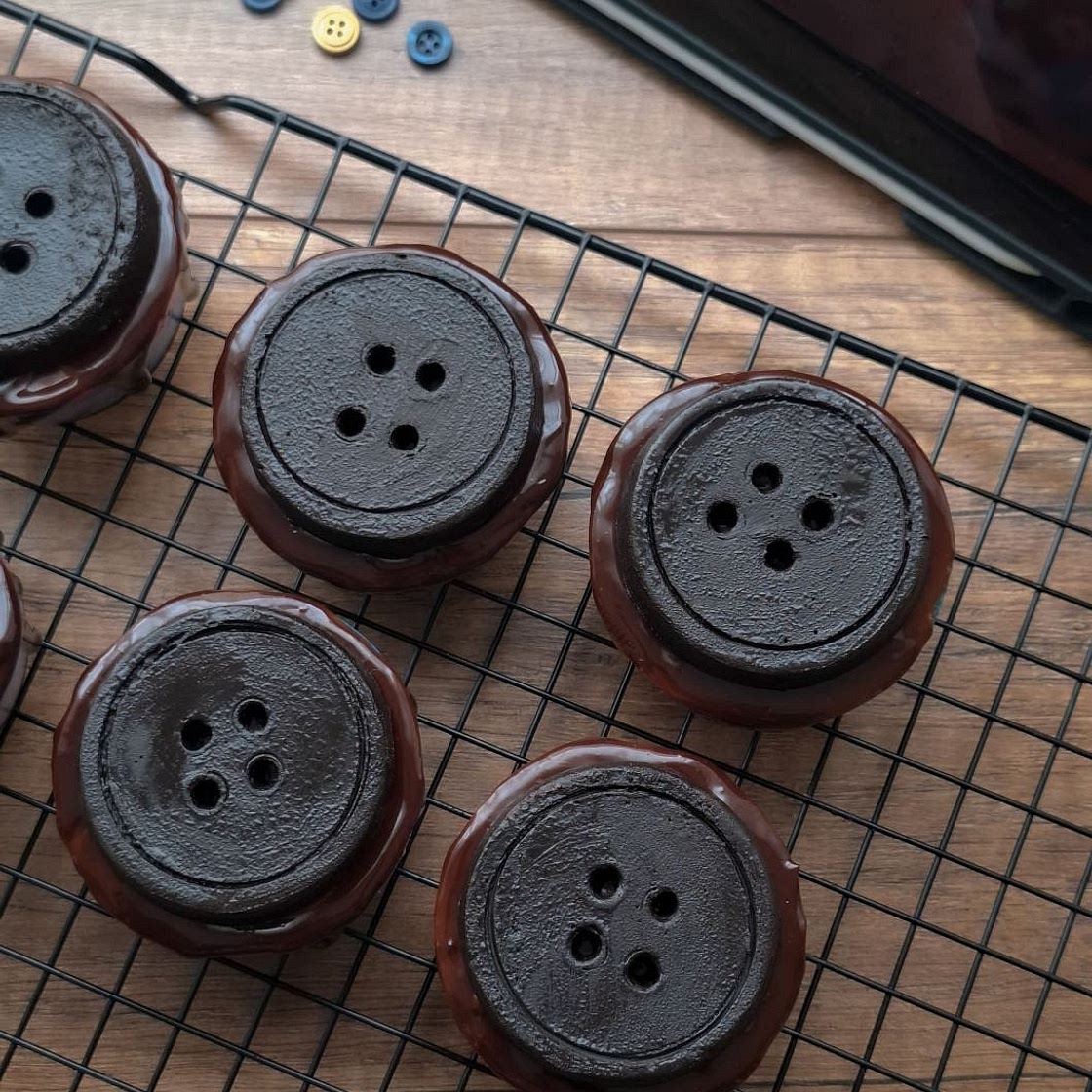 Coraline Button Cheesecakes