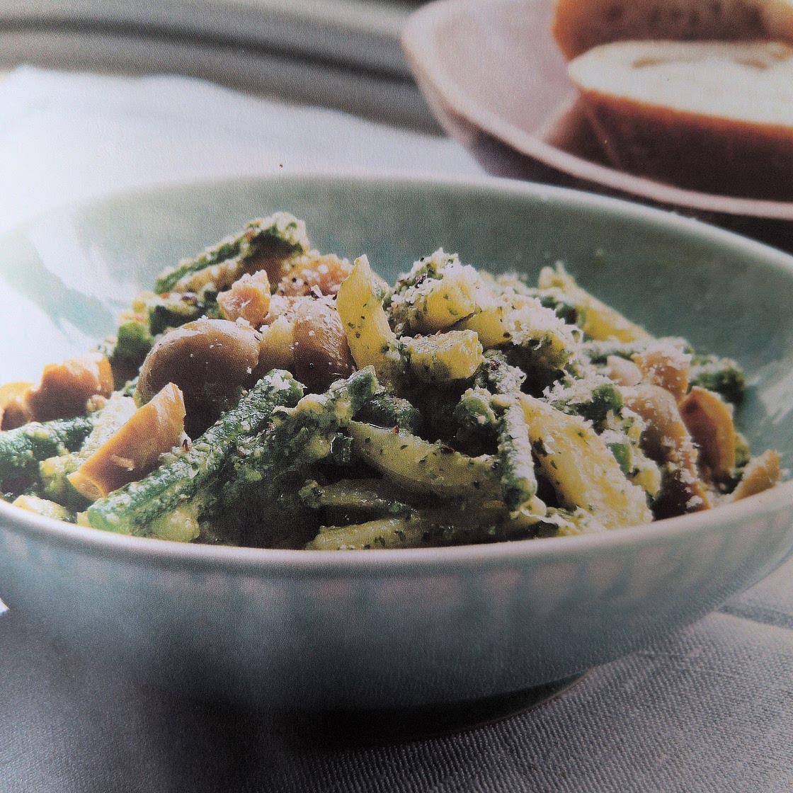 Pasta with potatoes, green beans and pesto