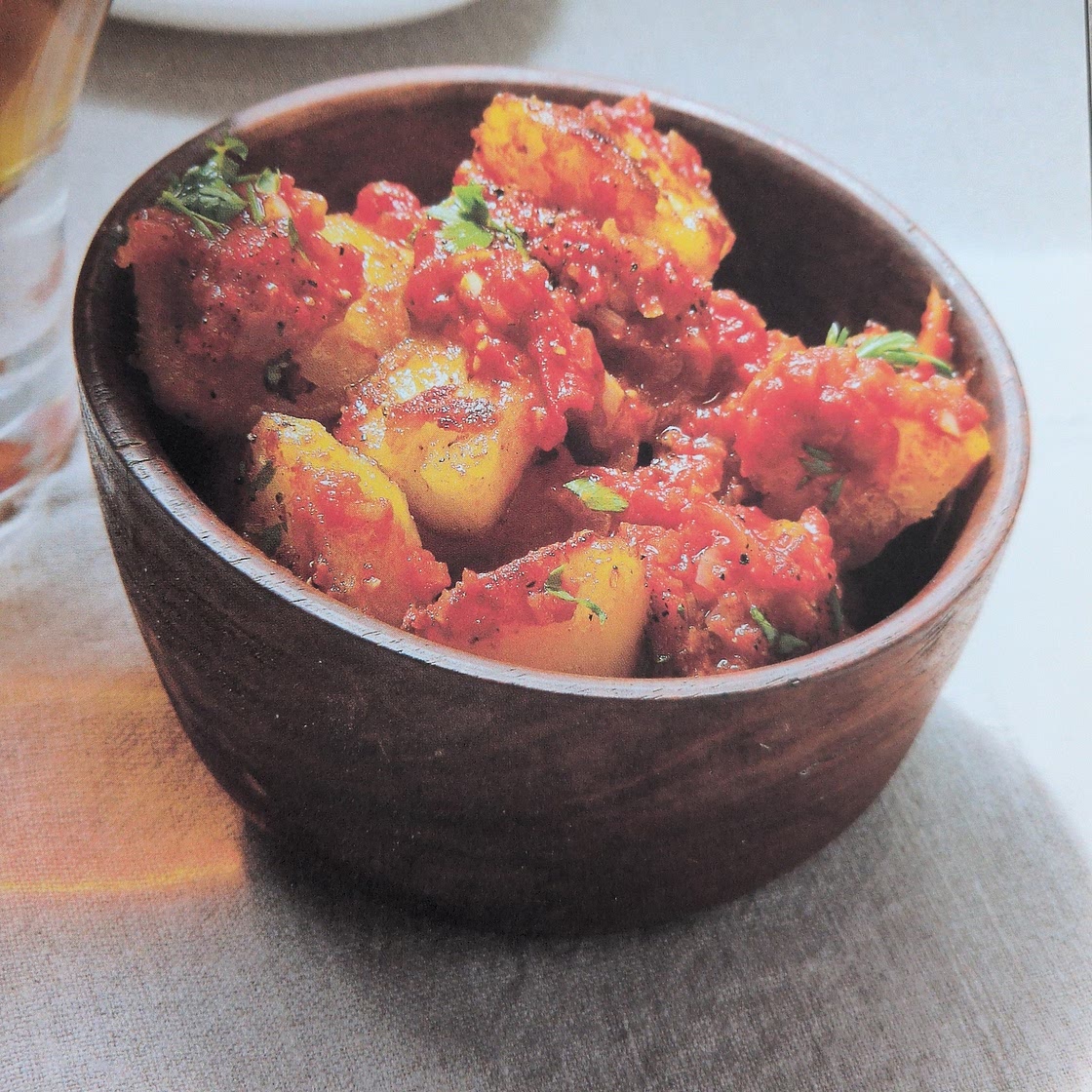 Crisp potatoes with spicy tomato sauce