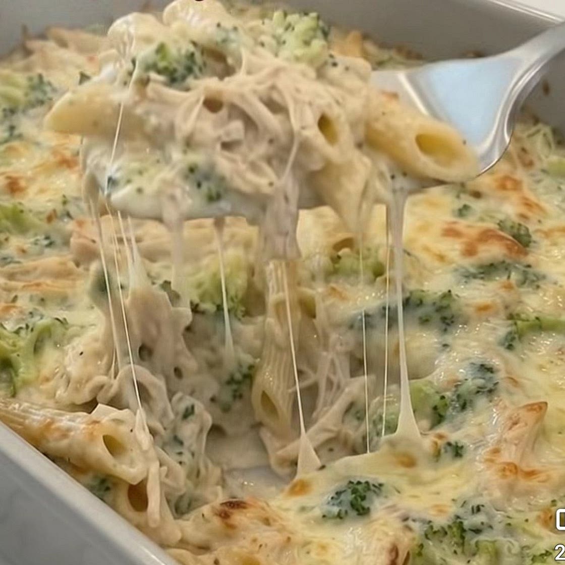 Dump-and-Bake Chicken Alfredo Broccoli Pasta!