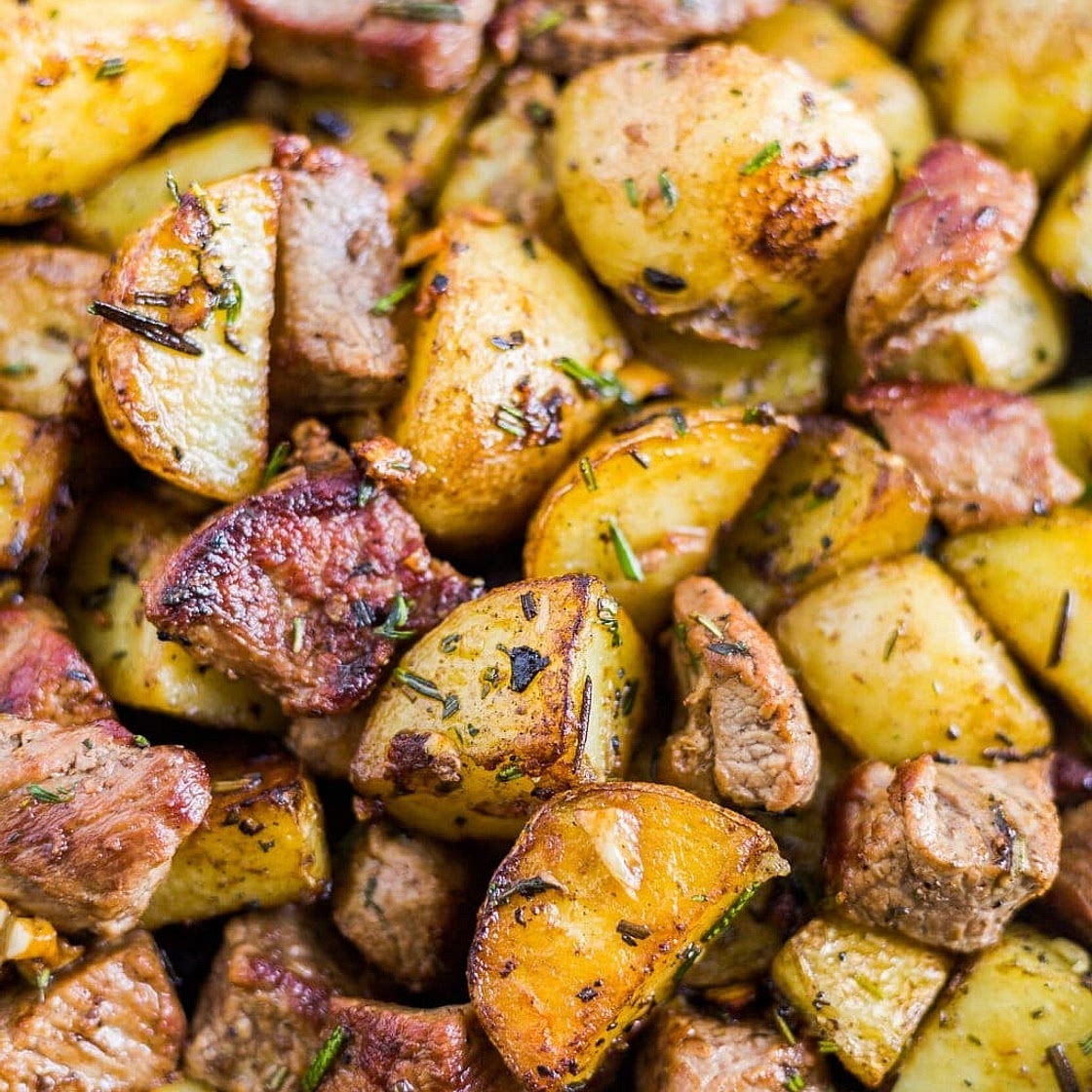 Garlic-Herb Steak Bites with Crispy Baby Potatoes, Roasted Broccoli, Green Beans & Red Peppers