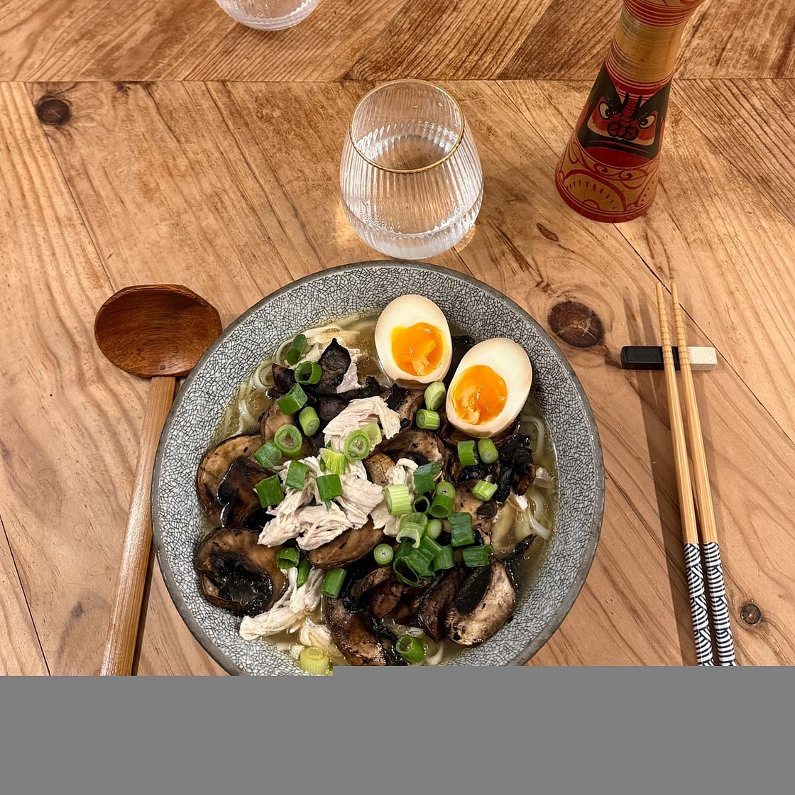 Bouillon de nouilles, poulet, champignons et miso au yuzu