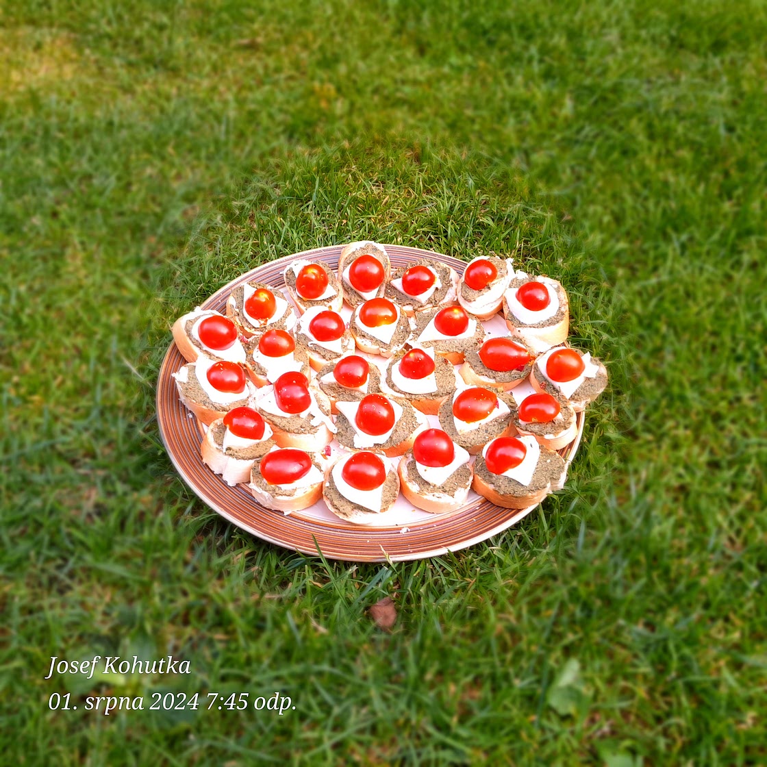 Jednohubky s mozzarellou, rajčaty a bazalkovým pestem