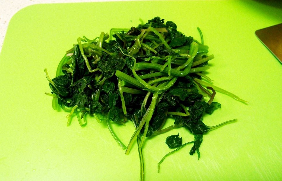 그리고 먹기 좋은 크기로 3등분 정도로 해서 썰어 줍니다.