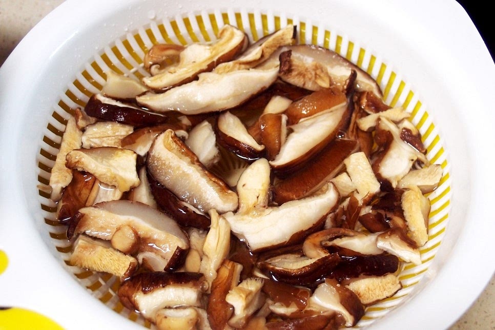 건표고버섯은 일단 먼저 물에 불려 줍니다. 10분이면 충분히 금방 불려져요.