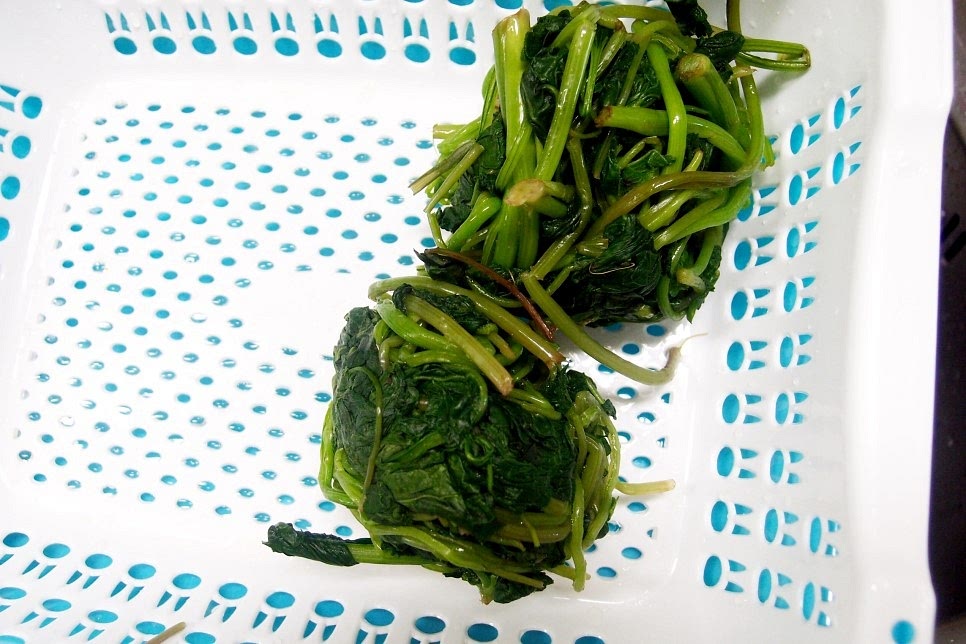 데친 취나물은 찬물에 씻어 주시고는 물기를 꼭 짜주세요.