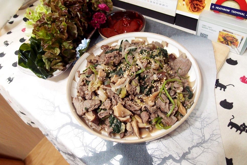 쌈과 고추장과 함께 완성접시에 푸짐하게 담아서는 통깨 솔솔 뿌려서 마무리 하면 집밥백선생 액젓을 이용한 초간단 불고기가 완성되는 것이지요.