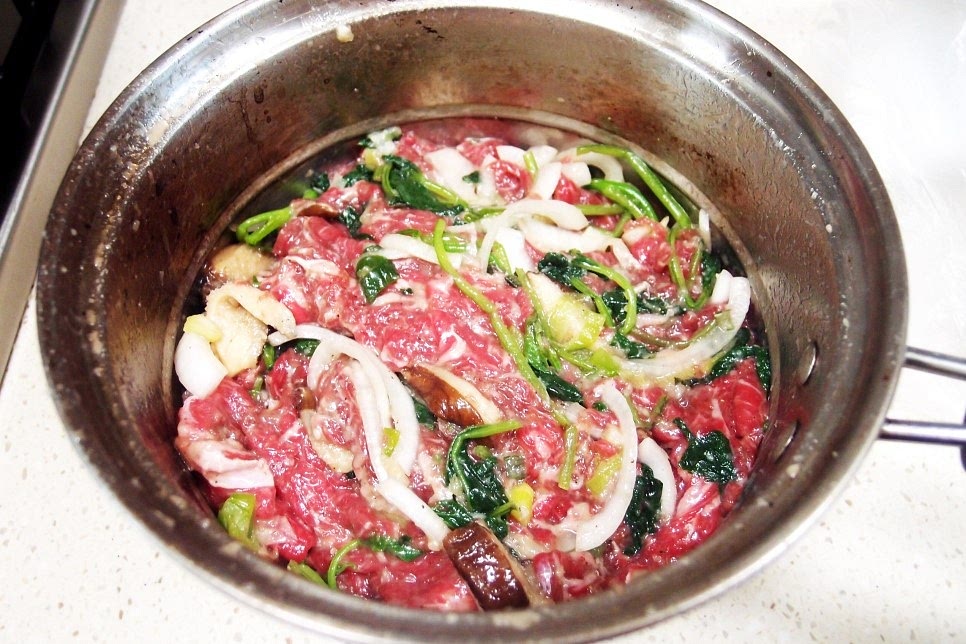 취나물과 표고버섯, 그리고 각종 양념들이 골고루 소불고기와 잘 섞이도록 무쳐 주신 후에 약 30분정도만이라도 숙성을 시켜 줍니다. 그래야 제대로 양념이 잘 스며들게 되거든요. 물론 시간이 없어서 바로 해야한다면 그냥 바로바로 하셔도 무관합니다.