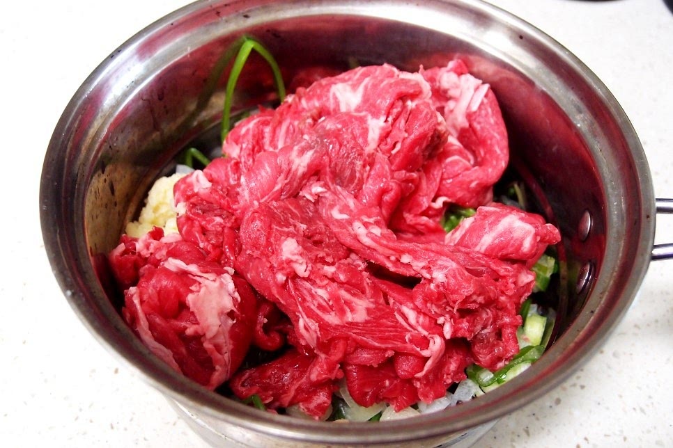 여기에 소불고기감으로 한근을 넣어 줍니다.