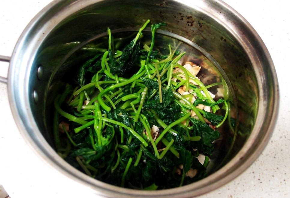 역시 물기를 꼭 짜준 취나물도 함께 넣어 줍니다.