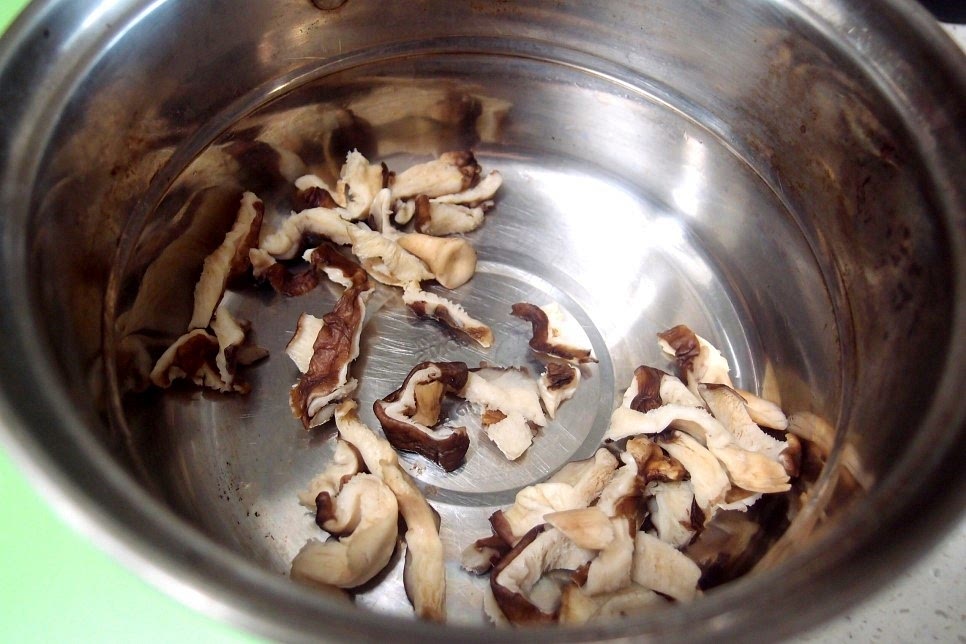 이제 불고기양념을 해야할 차례입니다. 먼저 불린 표고버섯은 물기를 꼭 짜서 준비해 주시고요.