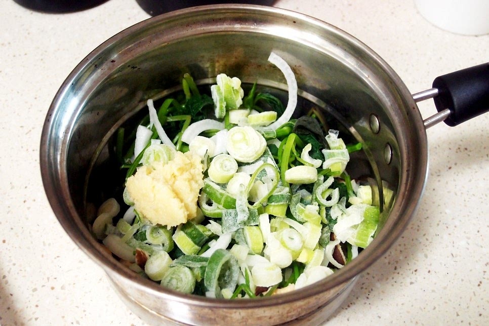 그리고 잡내를 제거해주는 다진마늘도 넣어 주시고요.