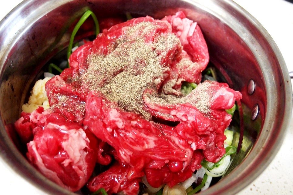 후추와 생강가루, 맛술도 넣어 주시고요. 그래야 확실하게 잡내를 잡을 수 있으니까요.