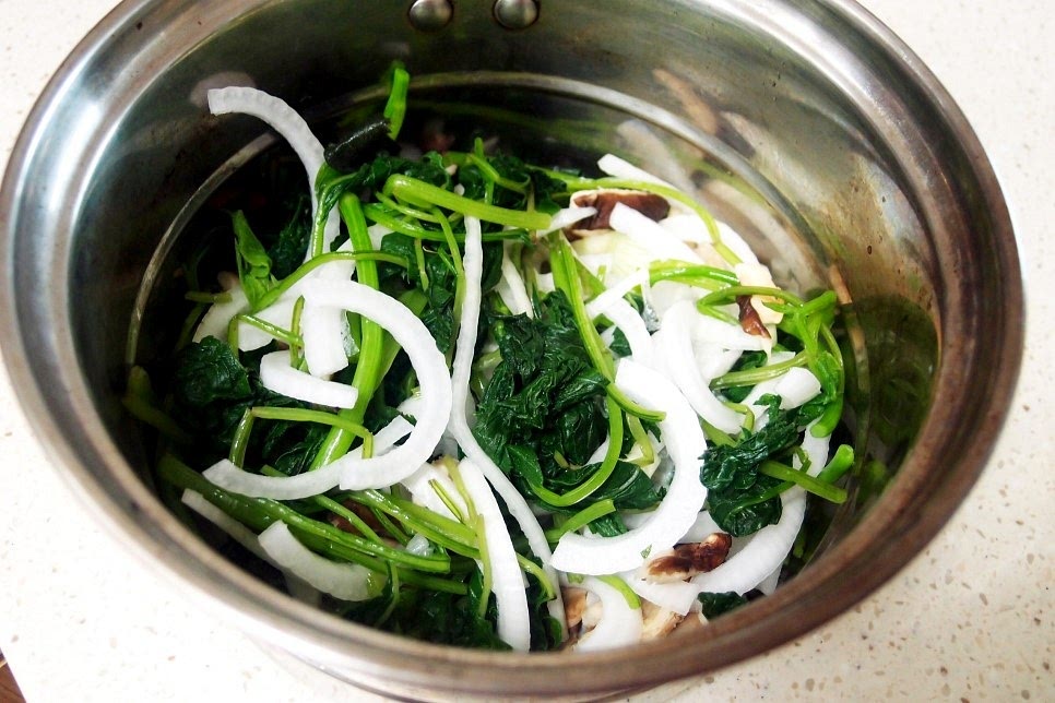 그리고 취향에 따라 양파도 넣어 주시고요. 양파는 채썰어서 넣어 주시고요. 양파가 들어가면 단맛을 내어 주지요. 고기도 연하게 만들어 주고요.