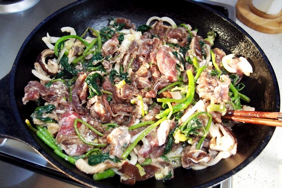 쌘불에서 확실하게 달궈진 팬에 재워 놓았던 불고기를 올려서 지글지글 구워 줍니다. 고기의 색이 완전하게 회색빛이 돌때까지 볶듯이 구워 주세요. 너무 오랫동안 굽게 되면 소고기는 질겨 지니까 회색빛이 돌면 불을 끄시면 됩니다.