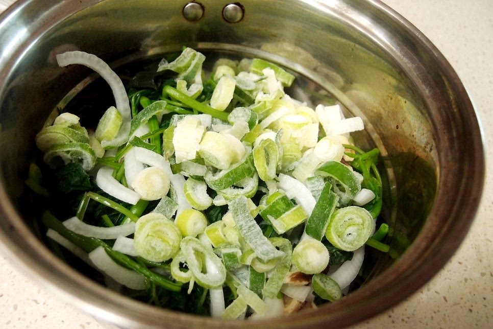 그리고 썬대파를 넣어 줍니다. 다지실 필요는 없어요. 만약 파채를 구입하셨다면 그것으로도 충분히 대체 하실 수 있어요. 파채는 그대로 넣어 주세요.