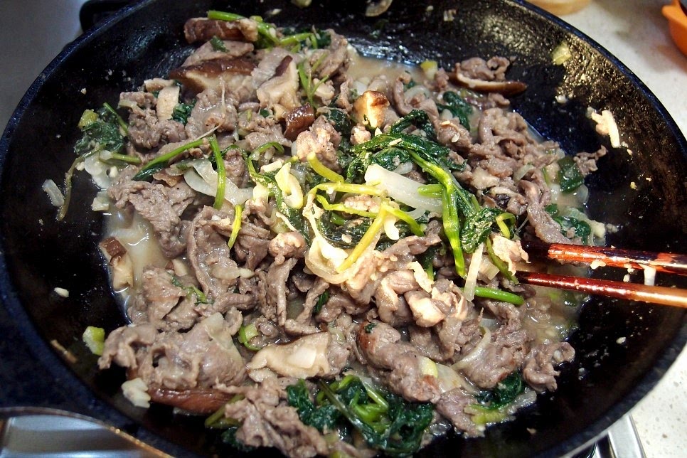 양념에 참기름도 들어가져 있으니 따로 참기름을 넣으실 필요는 없고요. 고기아 말캉말캉하게 회색빛이 돌면서 익으면 완성입니다.