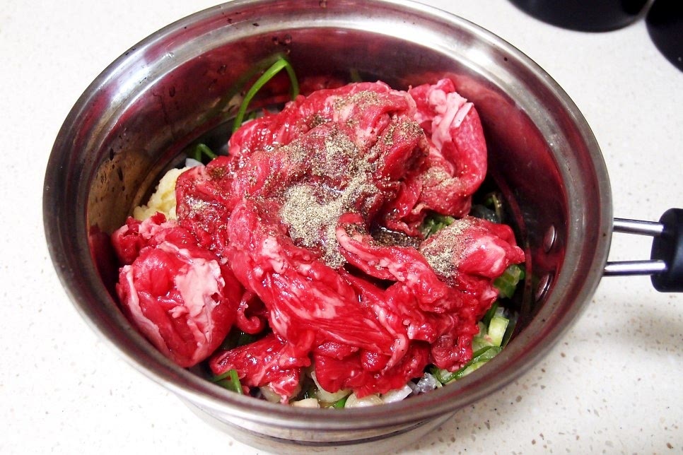 이제 간을 해 줍니다. 멸치액젓을 넣어 주시고요. 단맛으로는 매실액이나 꿀을 넣어 주세요. 없으시면 설탕으로 대체하시면 됩니다. 끝으로 참기름 조금 넣고 조물조물 양념이 잘 스며들도록 무쳐 주세요.