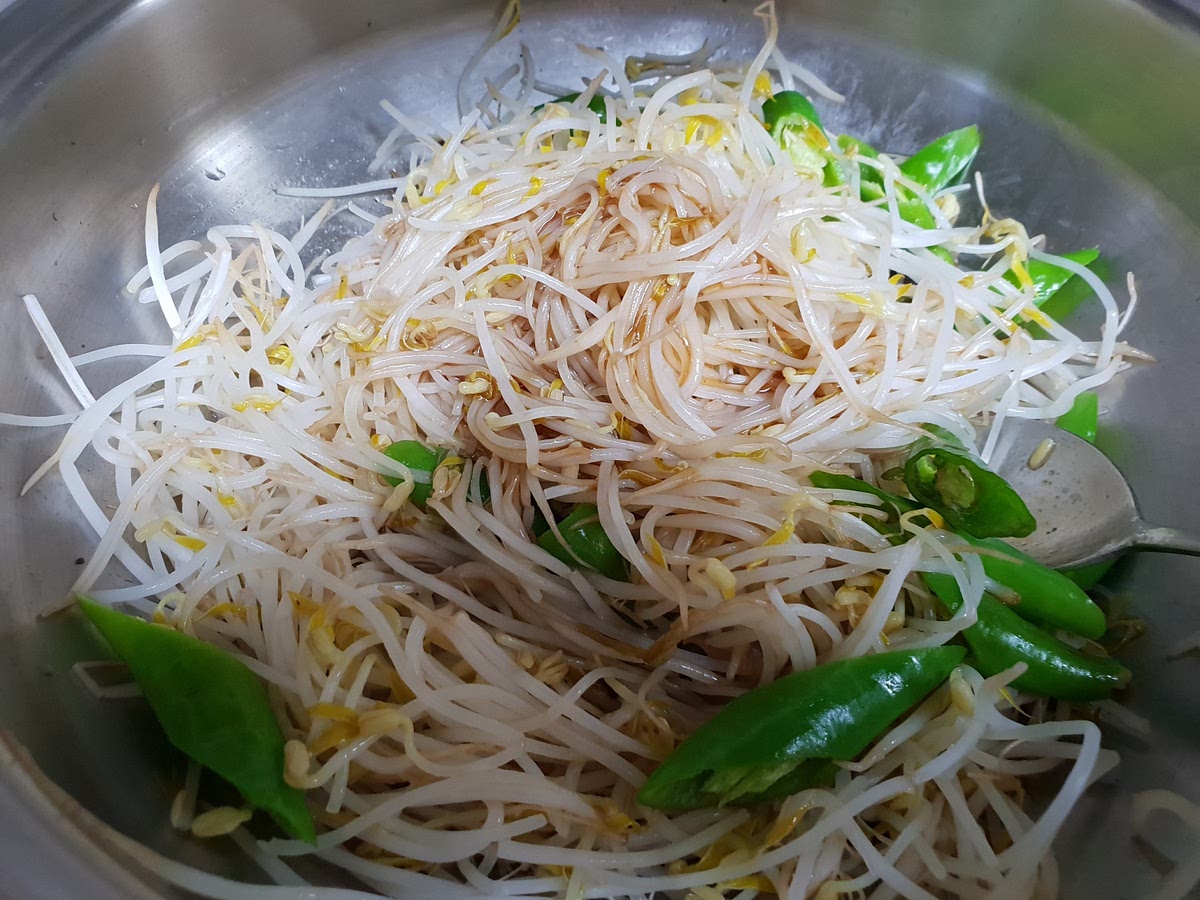 밥숟가락으로 굴소스와 간장을 넣고 섞어줍니다.