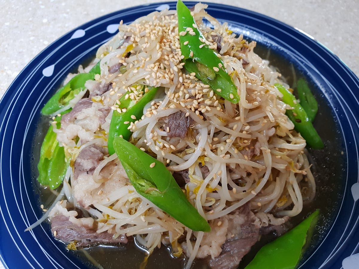 그릇에 예쁘게 담아 드세요.
국물까지 맛있어요^^