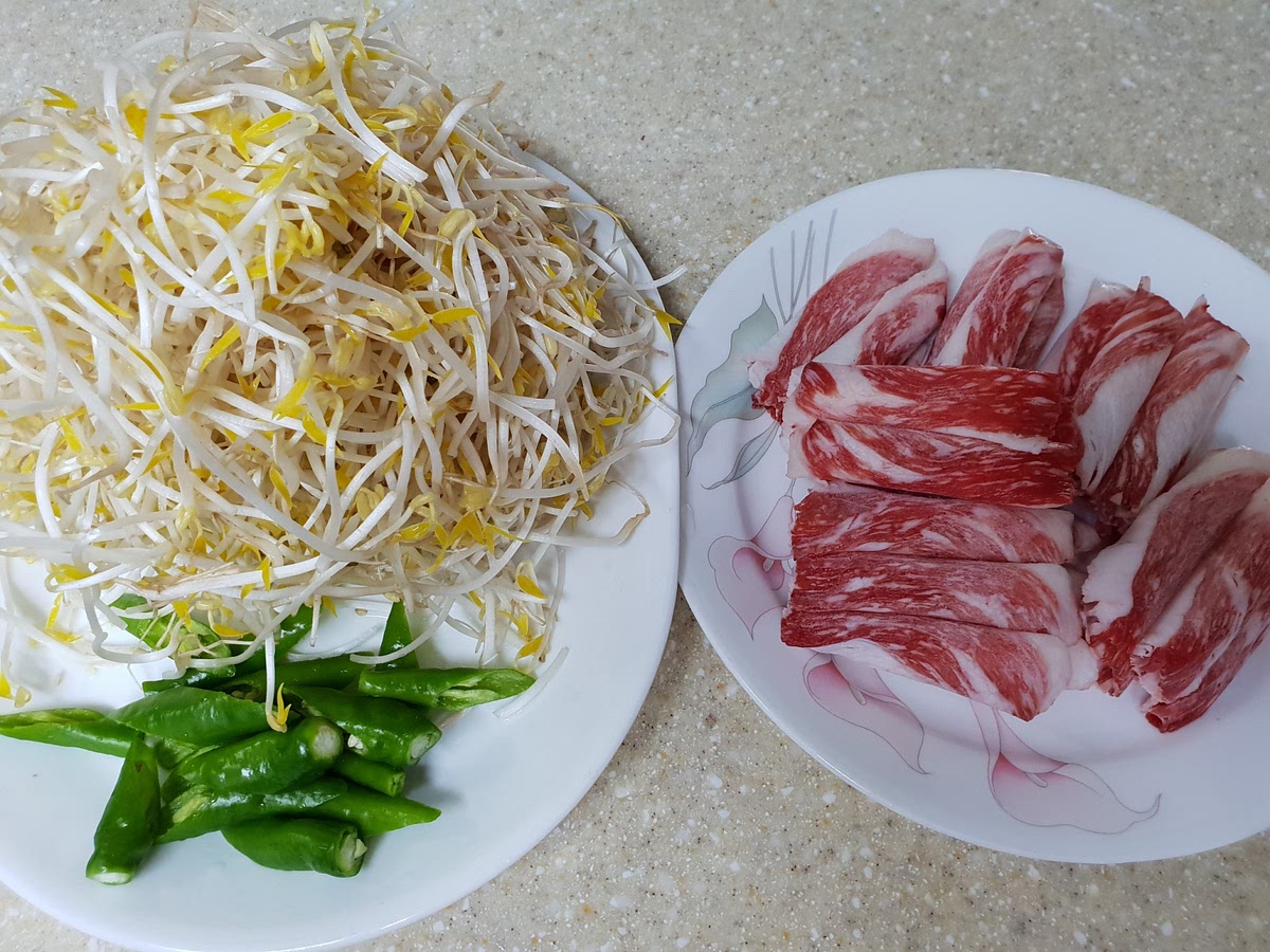 차돌박이, 숙주, 청량고추를 준비하세요.