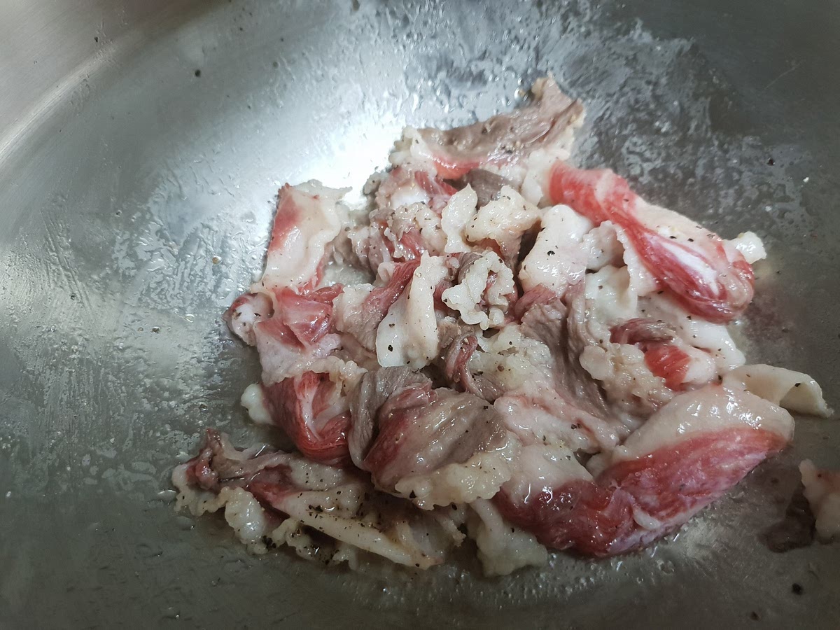 차돌박이에 소금 후추를 뿌리고 중불에서 가열합니다. 2/3 정도만 익혀야 부드럽습니다.