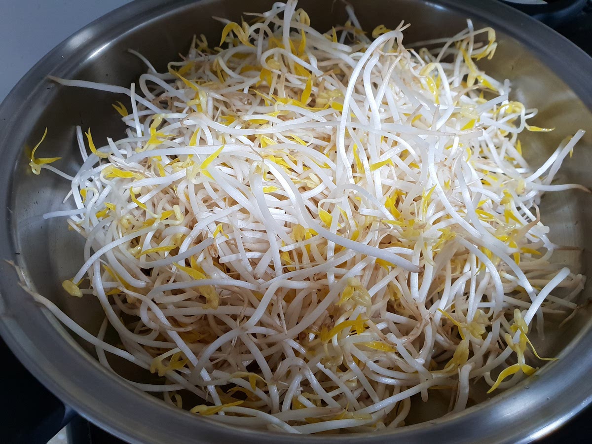 2/3 익은 고기에 숙주를 얹고 뚜껑 덮고 약불에서 5분 정도 익힙니다.