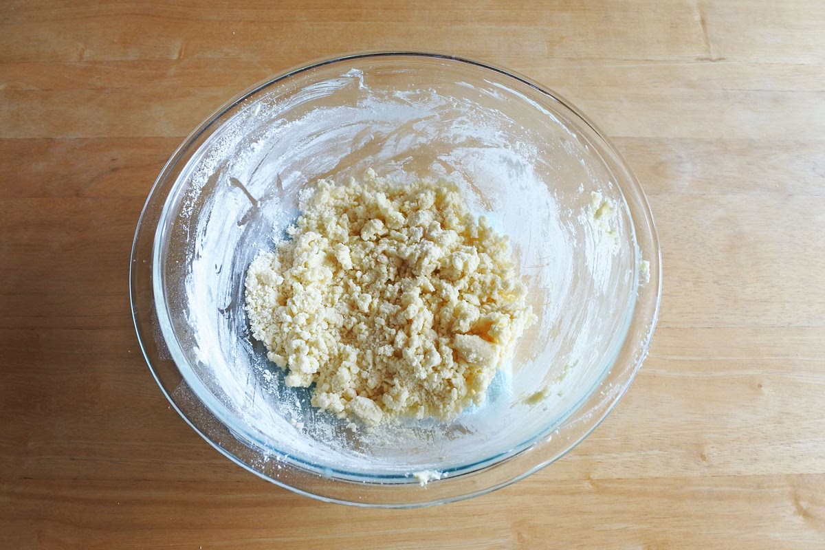 반죽이 보슬보슬한 상태가 되면 가볍게 한 덩어리로 뭉쳐주세요.