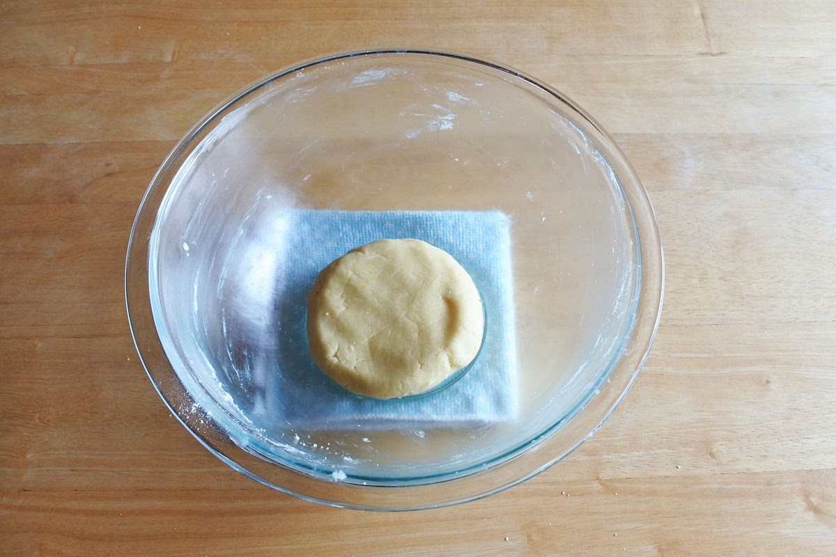 완성된 반죽은 초코반죽을 만드는 동안 마르지 않도록 랩이나 비닐에 담아주세요(날씨가 덥지 않으니까 실온에 두어도 됩니다).