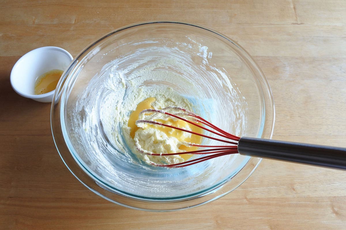 푼 달걀을 2번 나누어 넣어가며 잘 섞어주세요.