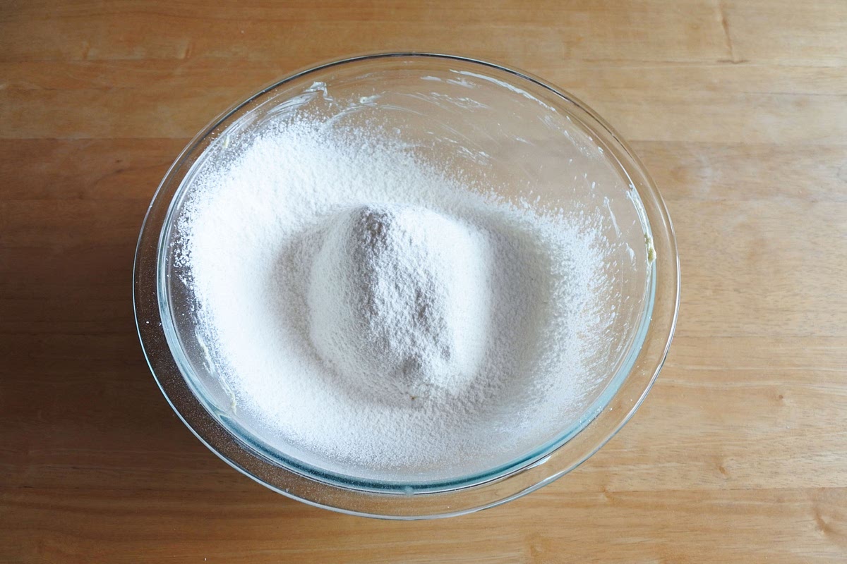 박력분을 체에 내려서 넣고 주걱으로 가르듯이 섞어주세요.