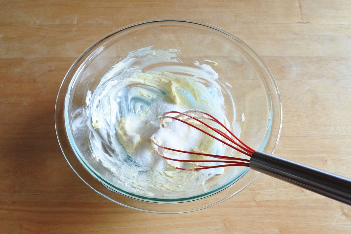 [기본반죽] 볼에 말랑한 버터를 넣고 부드럽게 풀어준 다음 설탕을 넣고 충분히 섞어주세요.