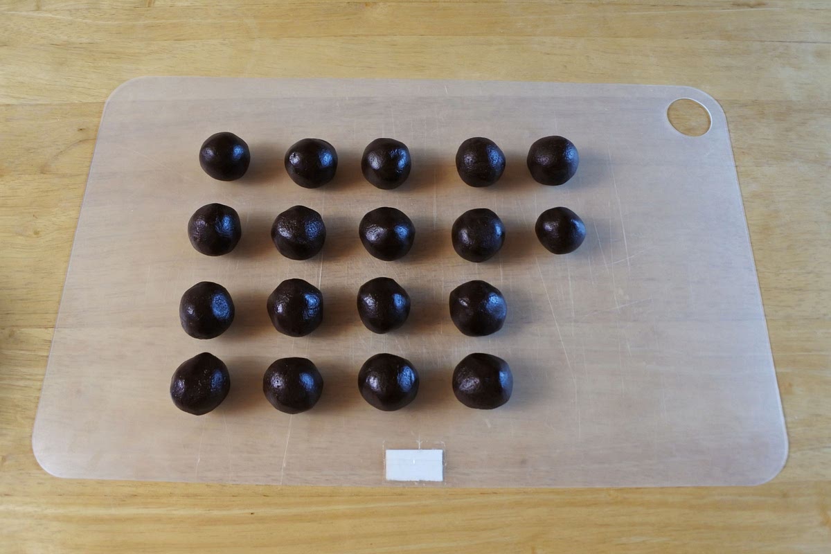 초코반죽은 15g씩 떼어 동그랗게 빚어주세요.