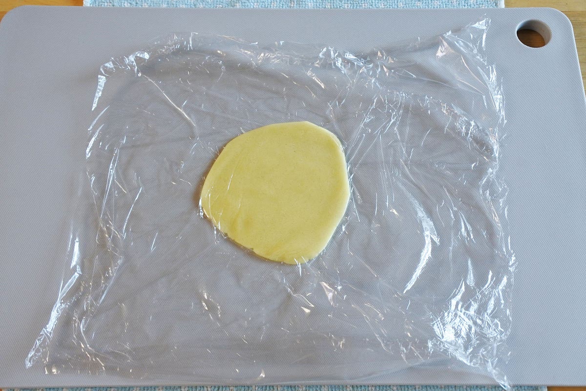랩 사이에 기본반죽을 놓고 밀대로 얇게 밀어주세요(랩 - 반죽 - 랩).