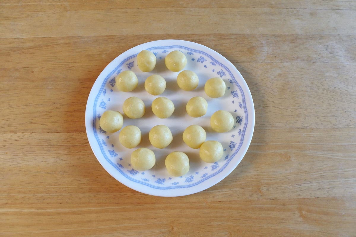 기본반죽은 13g씩 떼어 동그랗게 빚어주세요.