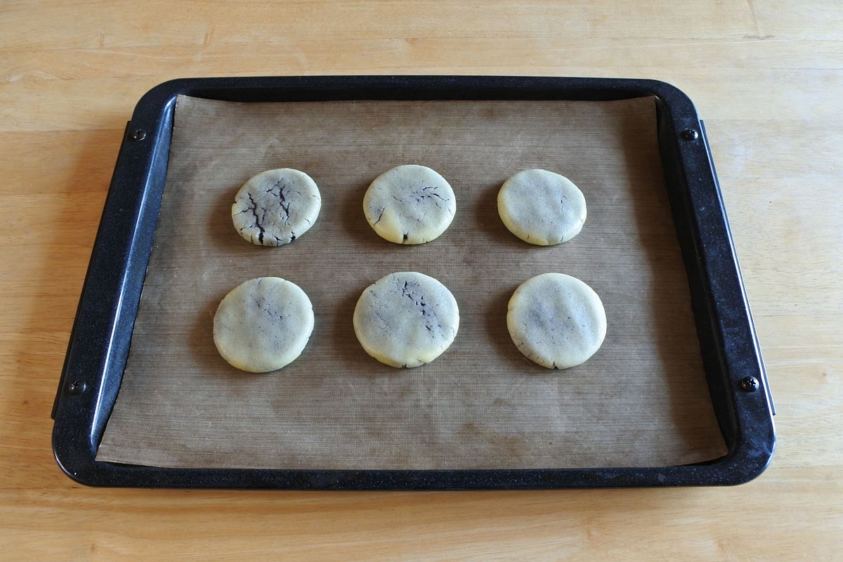 반죽이 구워지면서 퍼지니까 간격을 두며 올려주세요.