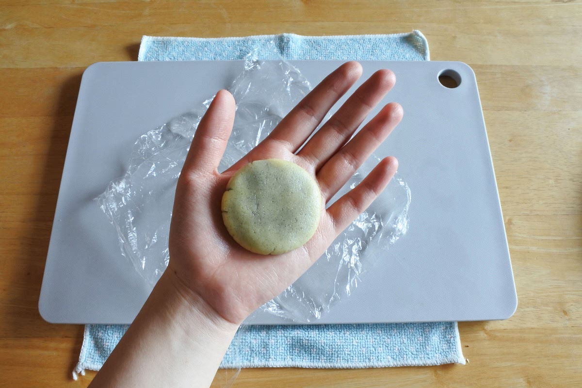 남은 랩도 벗기고 반죽을 적당히 납작하게 눌러주세요(기본 반죽이 갈라져도 괜찮아요!).