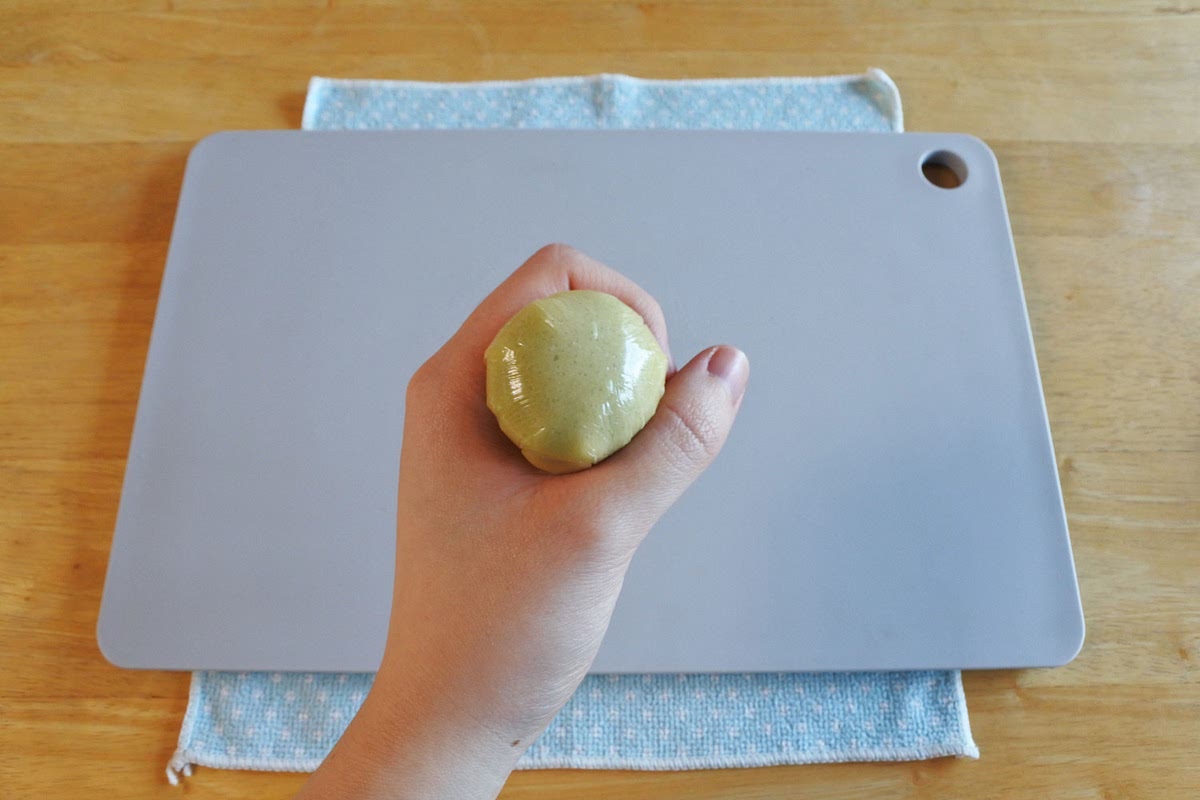 랩째 들어서 감싸주세요.