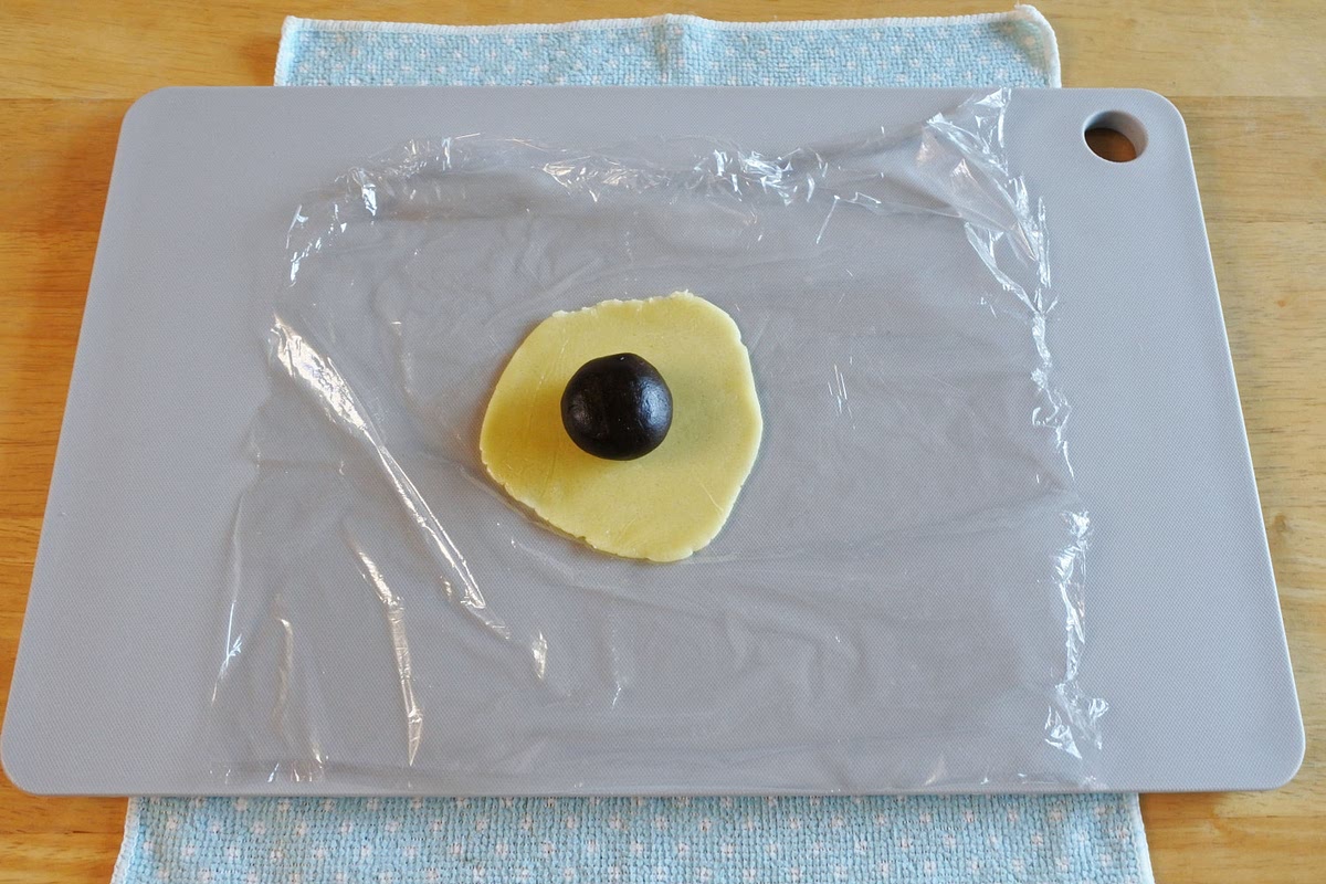 기본반죽 가운데에 초코반죽을 올리고