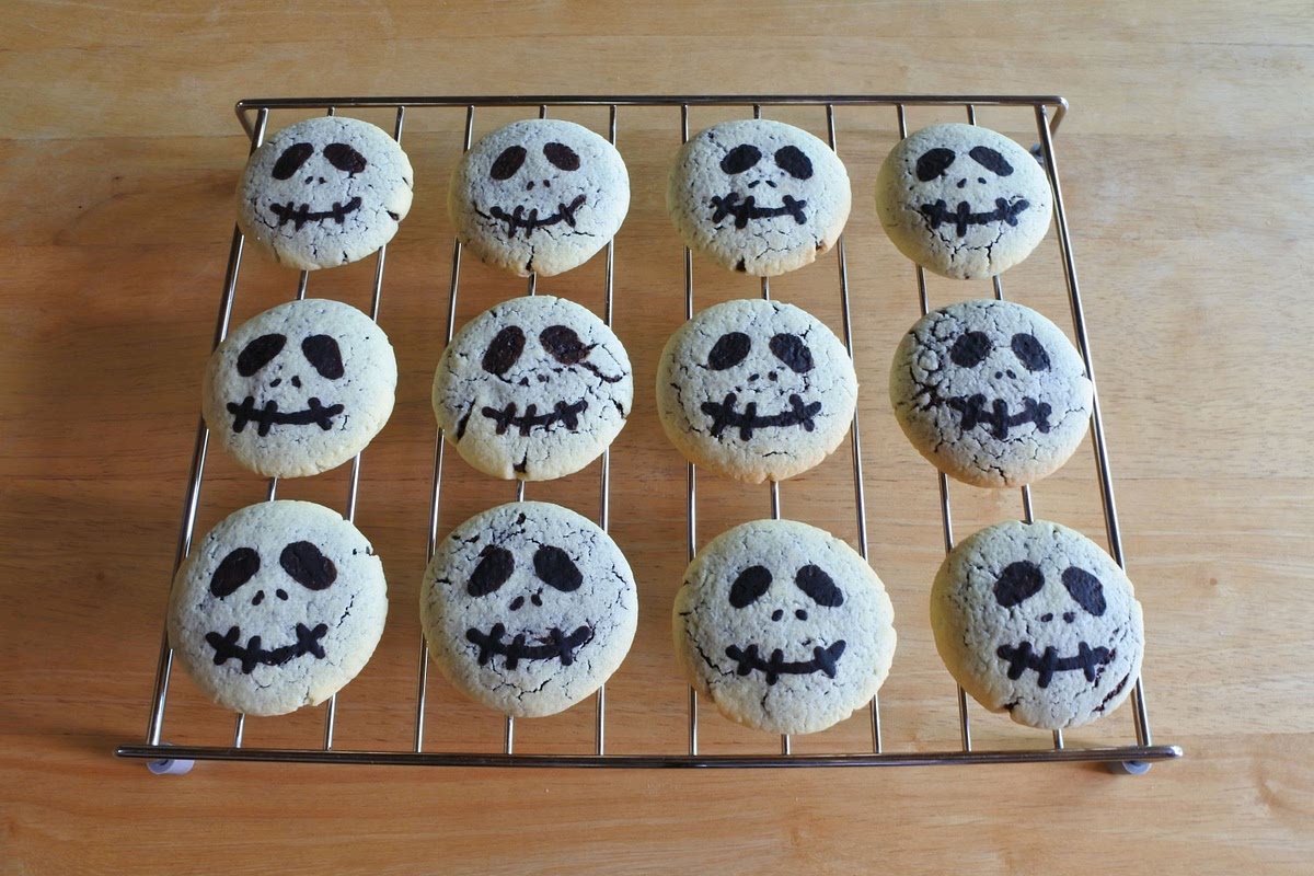 잘 구워진 쿠키는 식힘망에 올려 충분히 식혀주세요.