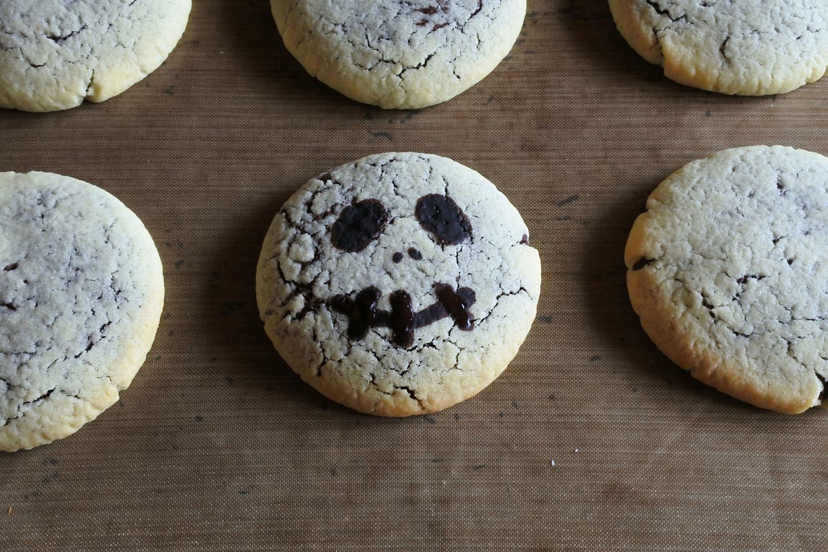 그림을 그리기 적당한 도구로 원하는 그림을 그려주세요(저는 면봉과 이쑤시개, 젓가락을 사용해서 그렸어요).