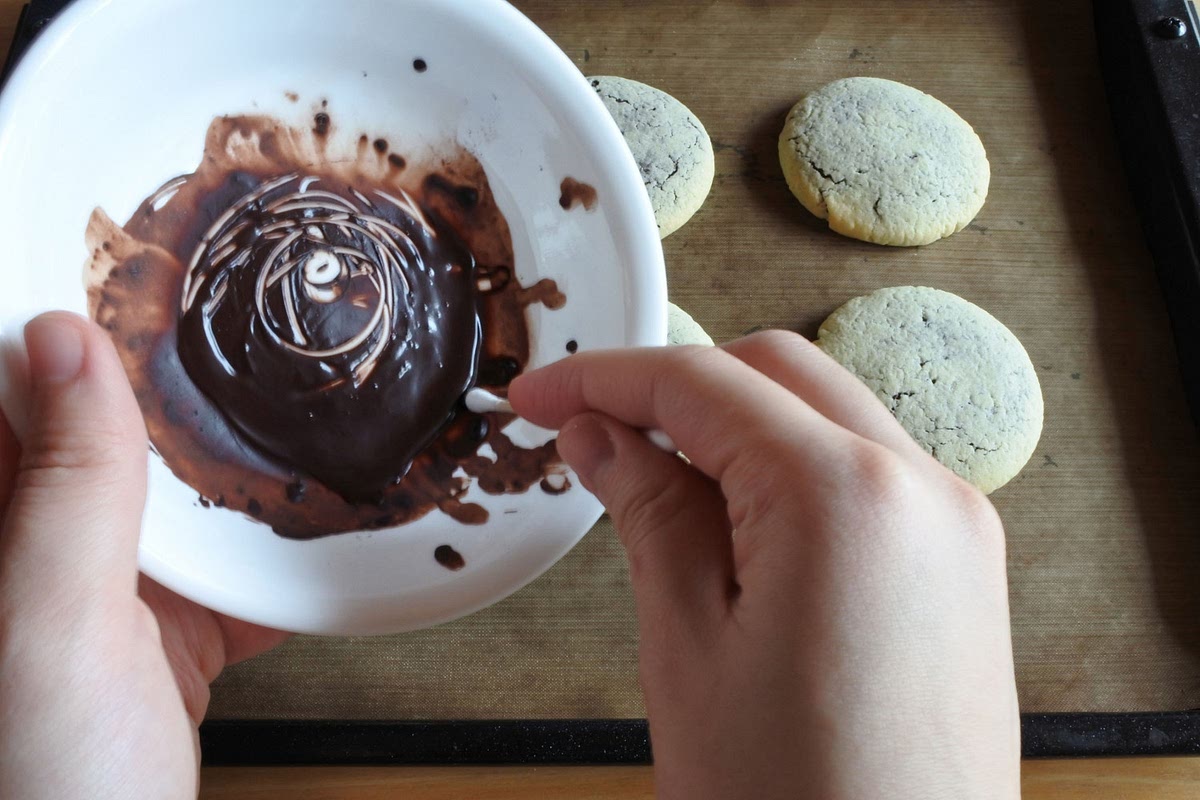 그릇에 코코아파우더를 적당히 담고 따뜻한 물을 조금씩 넣어가며 진하게 녹여주세요(너무 되직하게 녹이면 그림을 그리기 어렵고, 너무 묽게 녹이면 색이 연해요!).