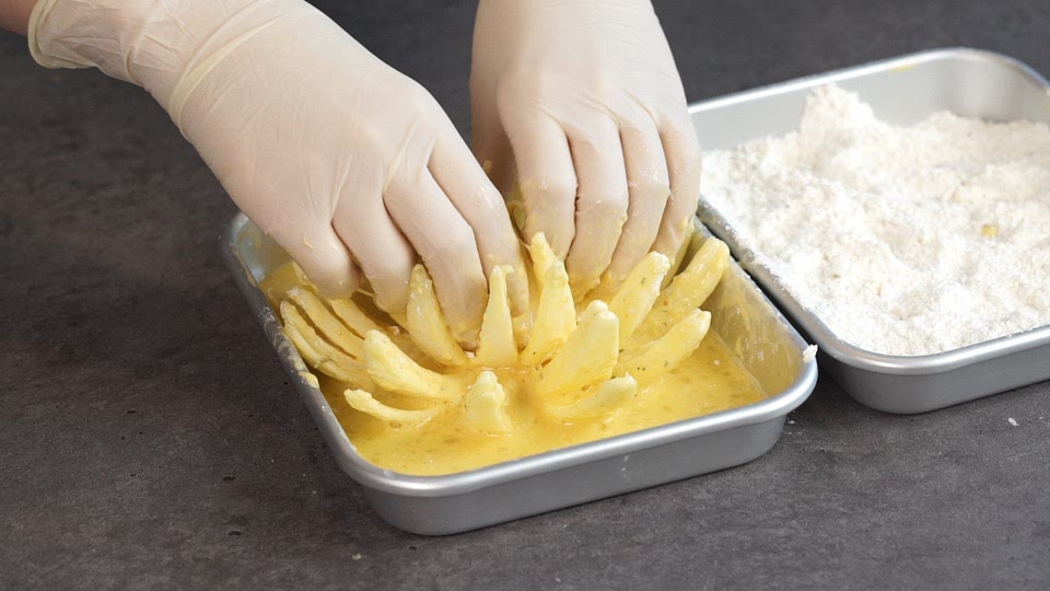 양파를 튀김가루-달걀물 순으로 2번 묻힌다.