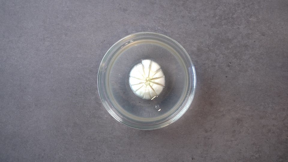 물이 담겨진 볼에 양파를 넣고 30분간 둔다..