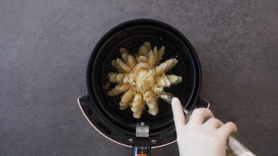 빵가루를 묻힌 후 에어프라이어 바스켓에 넣고 소량의 기름을 뿌린다,