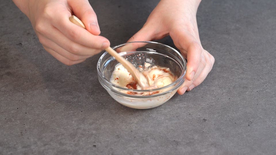 170도 온도에서 20분간 구운 후 소스를 곁들여 완성한다.