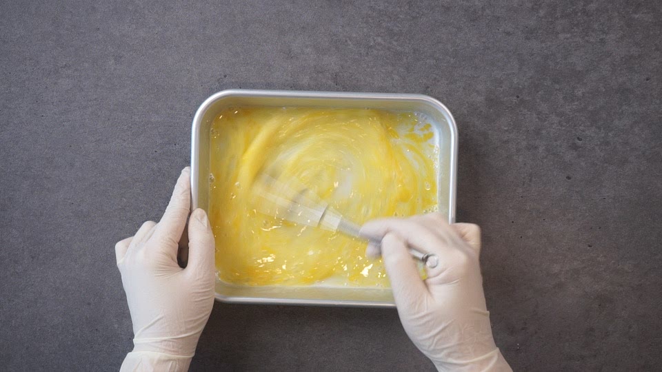 튀김가루에 카레가루, 파슬리를 섞고, 달걀을 풀어 물과 섞는다.