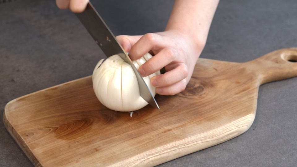 양파는 밑부분이 잘리지 않도록 12등분 한다.